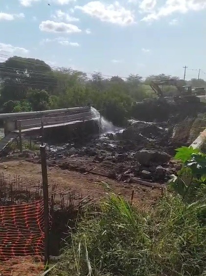 Acidente com máquina danifica adutora e deixa bairros de Campina Grande sem água por dois dias