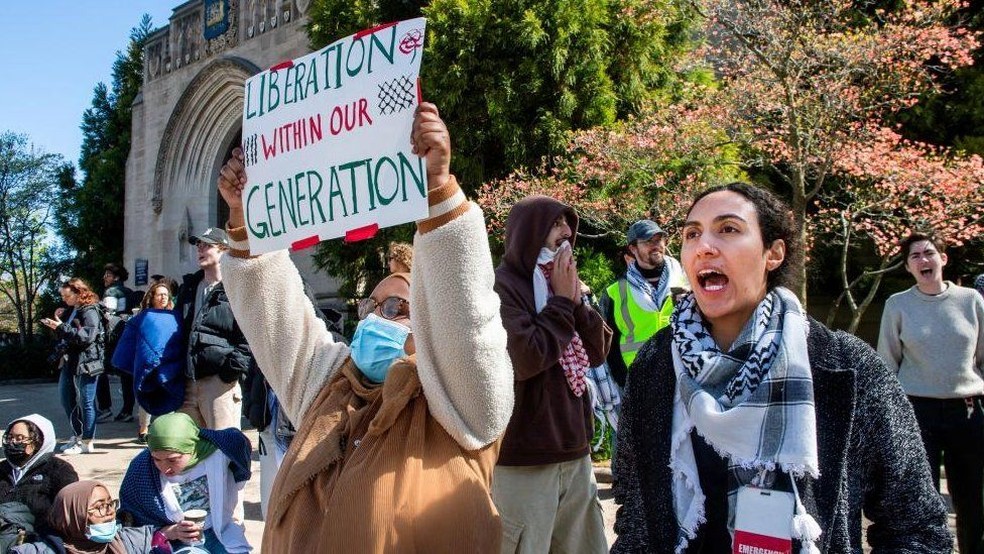 Manifestantes na Universidade de Yale em New Haven, em Connecticut — Foto: Reuters/Via BBC