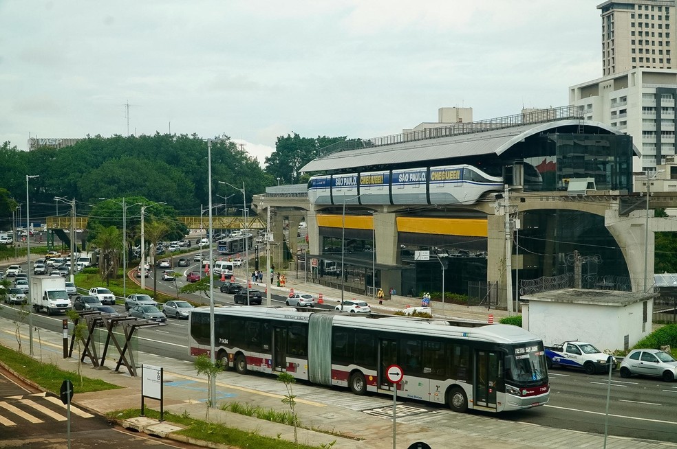 Trem da Linha 17-Ouro do Monotrilho em estação da Zona Sul de São Paulo. — Foto: Sergio Barzaghi/Secom/PMSP