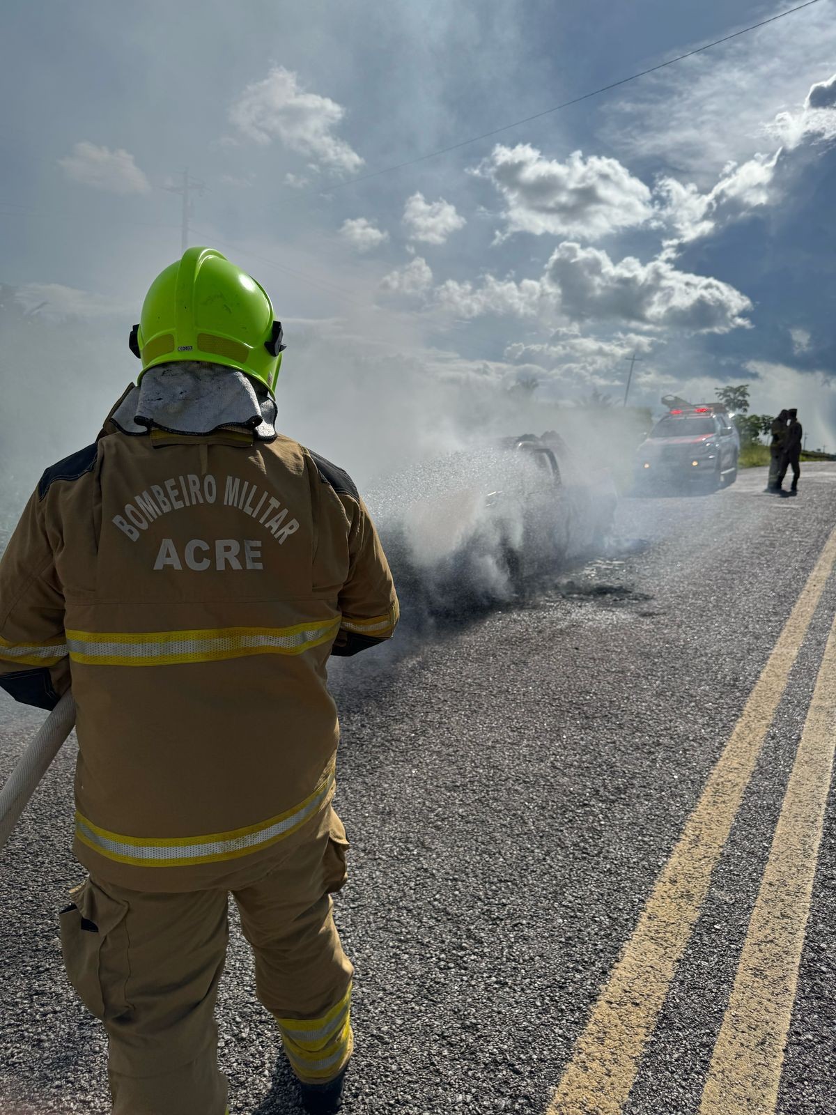 VÍDEO: carro incendeia na BR-364 no interior do AC; proprietário não foi localizado