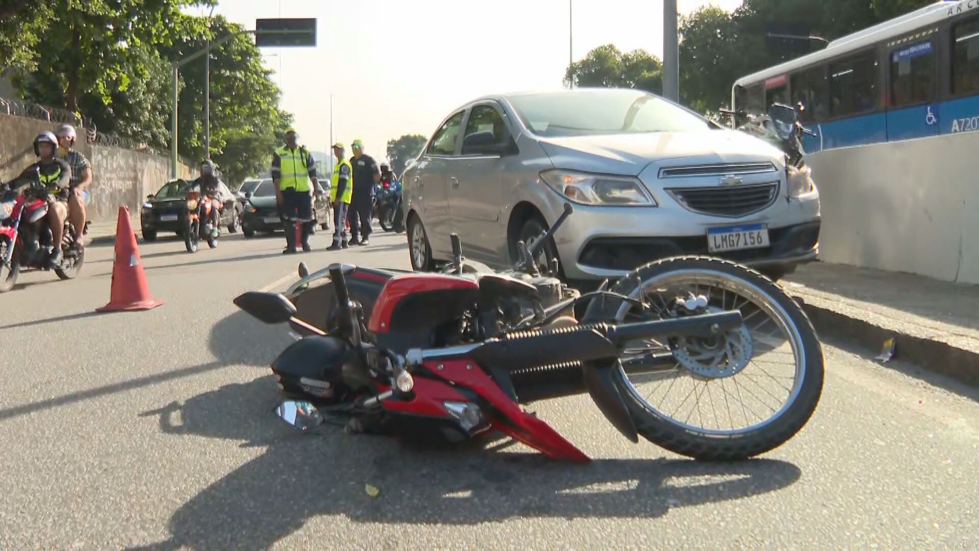 Dois homens são baleados dentro de carros em regiões diferentes do Rio em menos de uma hora