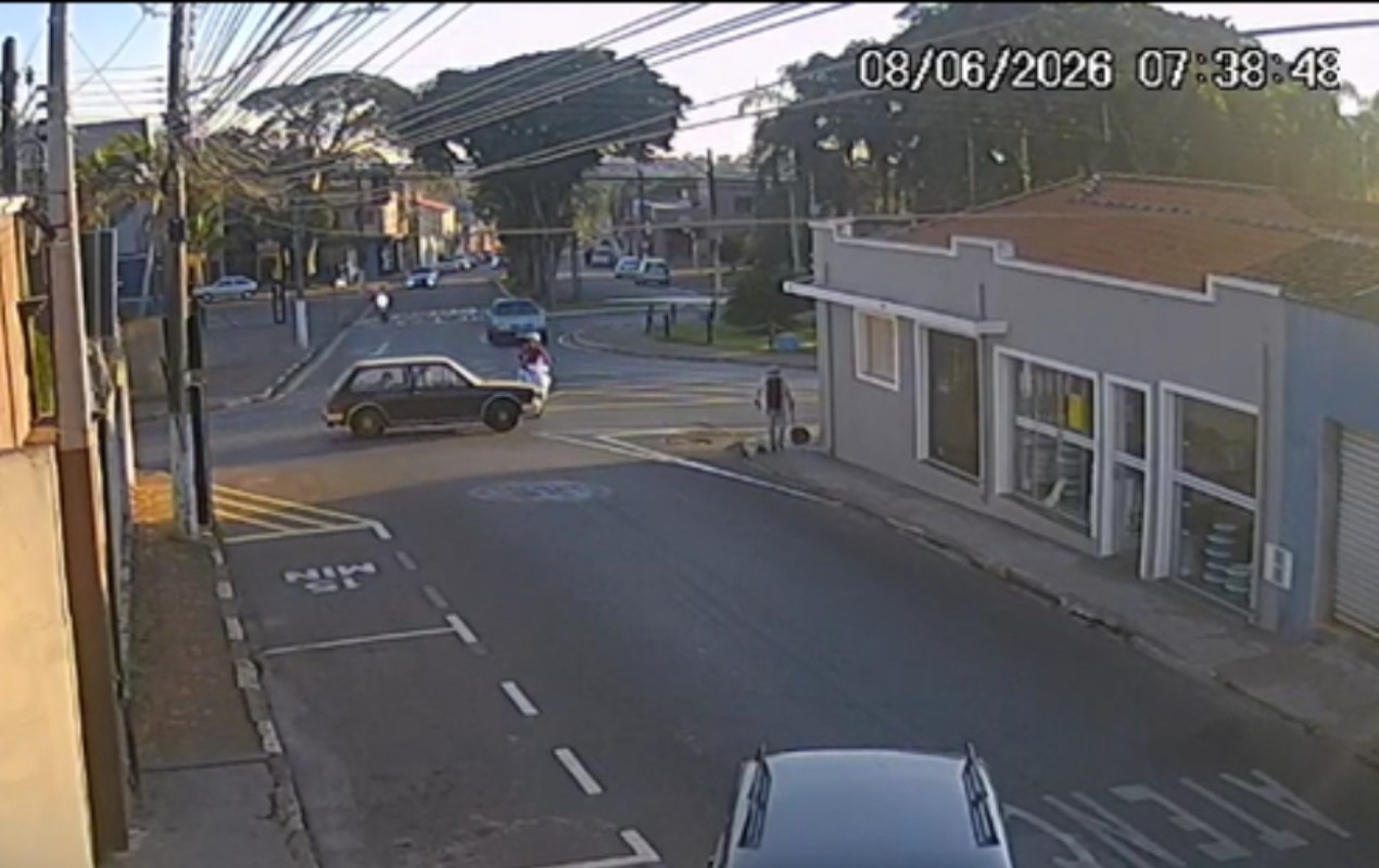 VÍDEO: motociclista é arremessada após colisão com carro em cruzamento de Capão Bonito