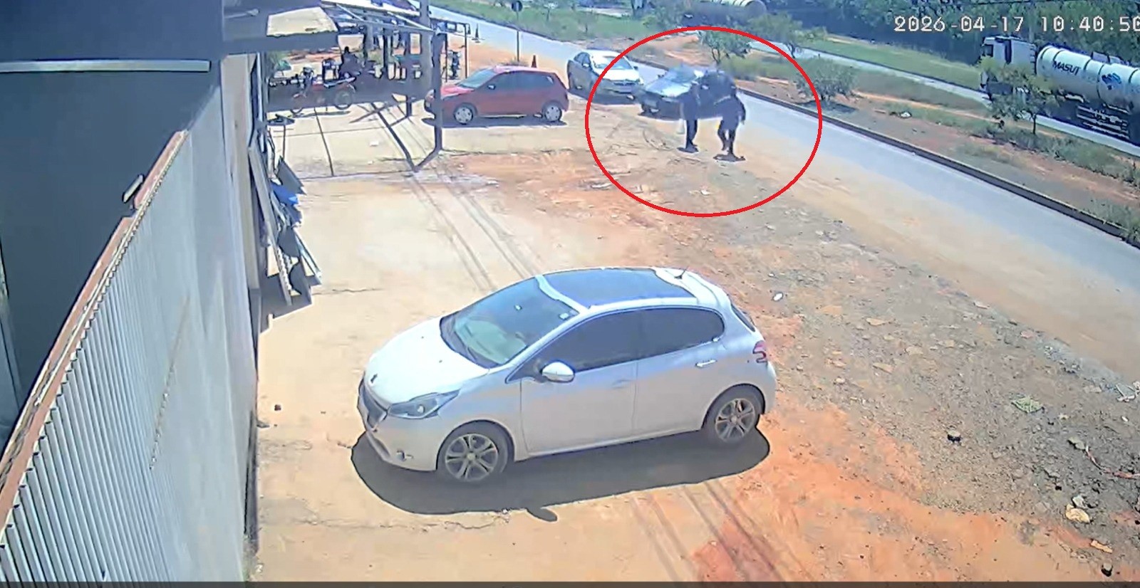 Câmera flagra pedestre sendo atingido por carro em Montes Claros