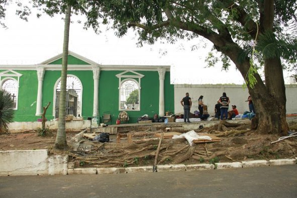 Pessoas em situação de rua estão em frente ao Cemitério da Piedade, no Centro de Cuiabá — Foto: José Ferreira/ Prefeitura de Cuiabá
