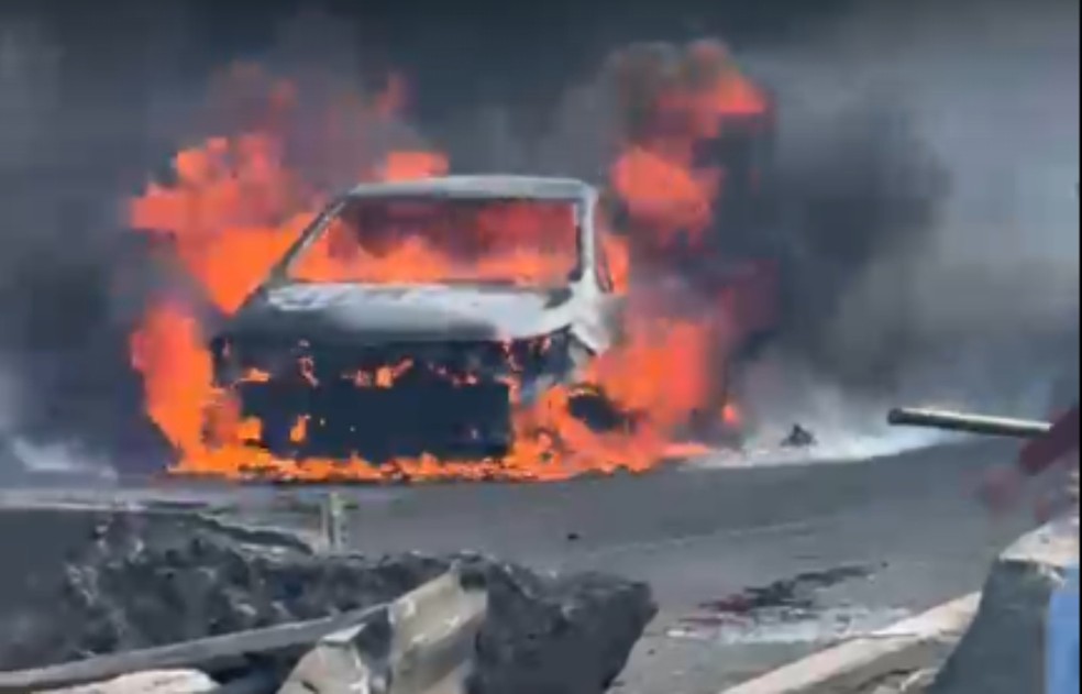 Explosão de carreta com combustível deixa mortos e interdita a Via Dutra, em Barra Mansa. — Foto: Divulgação/Redes Sociais
