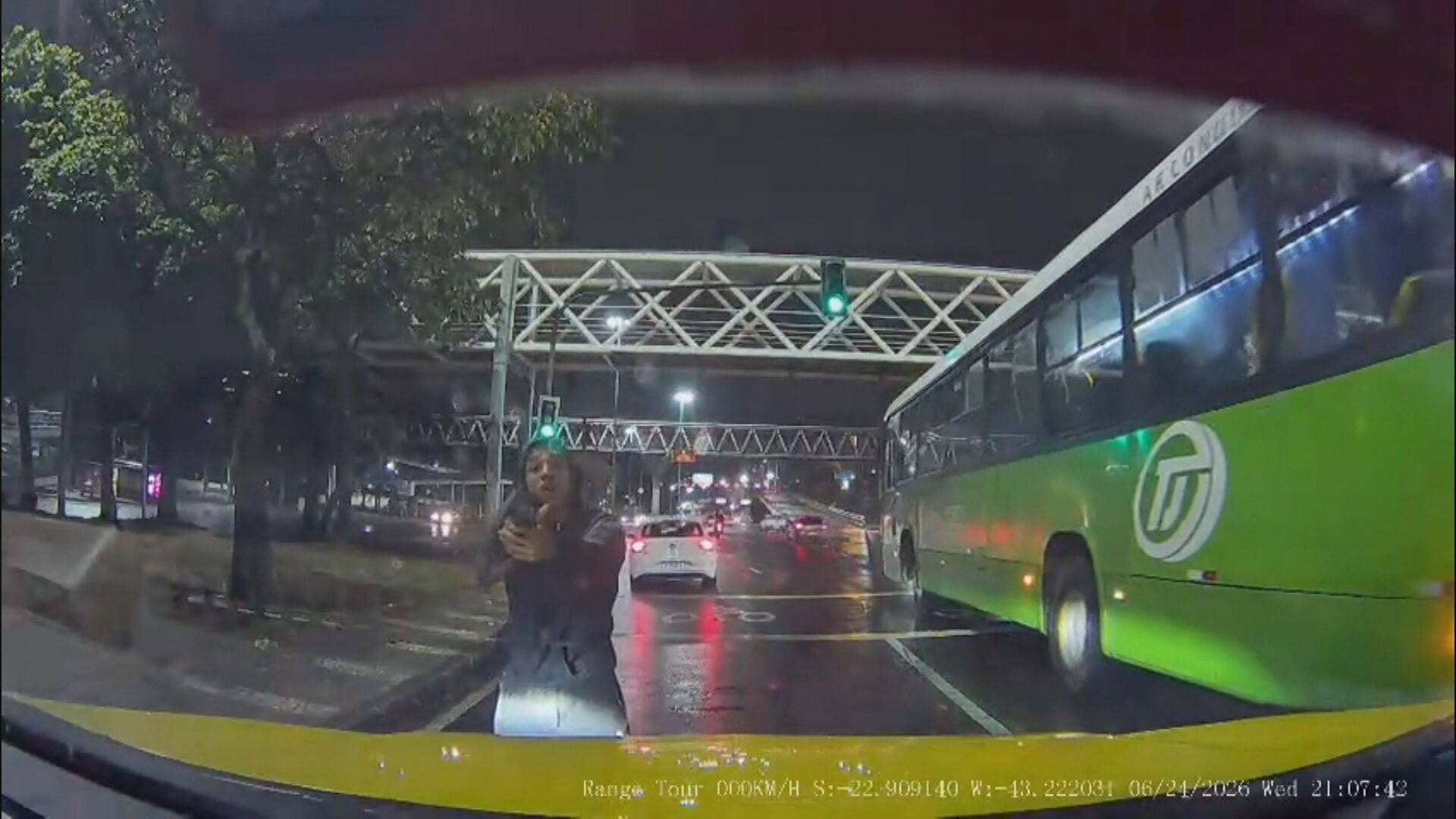 VÍDEO: taxista que levava passageiros escapa de tentativa de assalto em São Cristóvão, após jogo do Brasil 