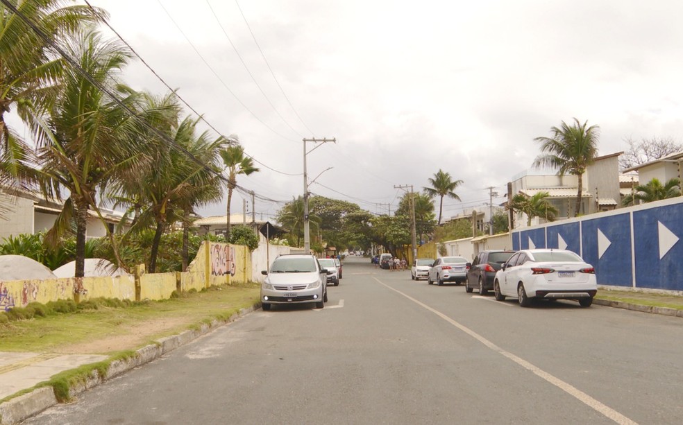 Vítima foi baleada na Rua Monsenhor Francisco Paiva Marquês, no bairro de Stella Maris, em Salvador — Foto: TV Bahia