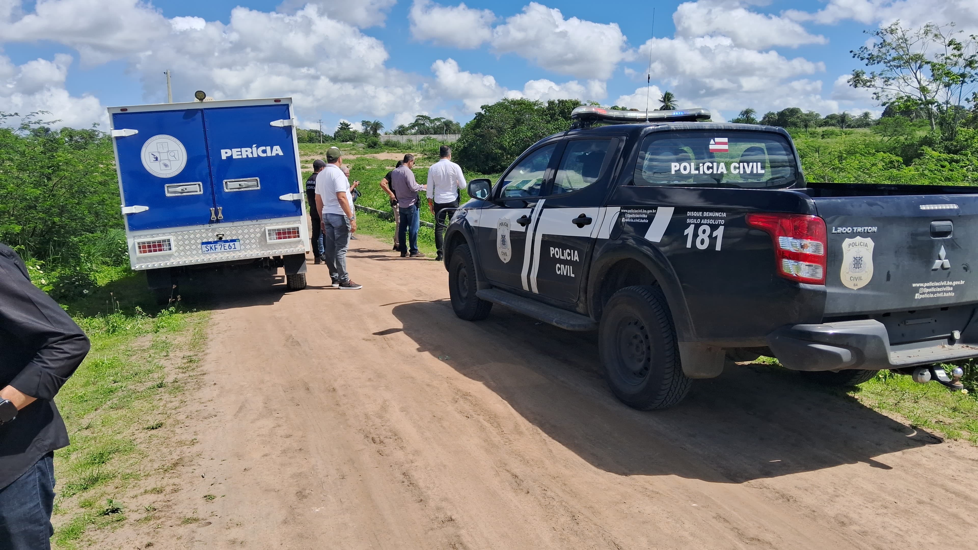Corpo carbonizado é encontrado enrolado em colchão em Feira de Santana; polícia investiga