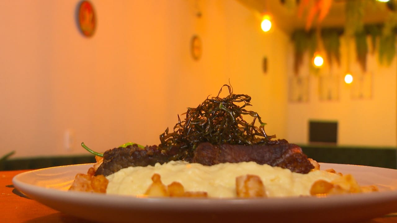 Panela de Bairro: aprenda a fazer carne de sol caramelizada com pipoquinha de coalho, crispy de couve e pirão de leite