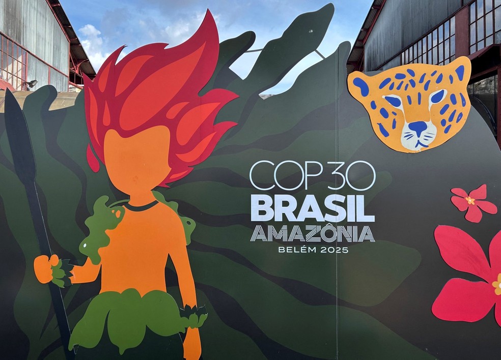 Logo da COP30 na Estação das Docas, em Belém — Foto: THOMAS MORFIN/AFP
