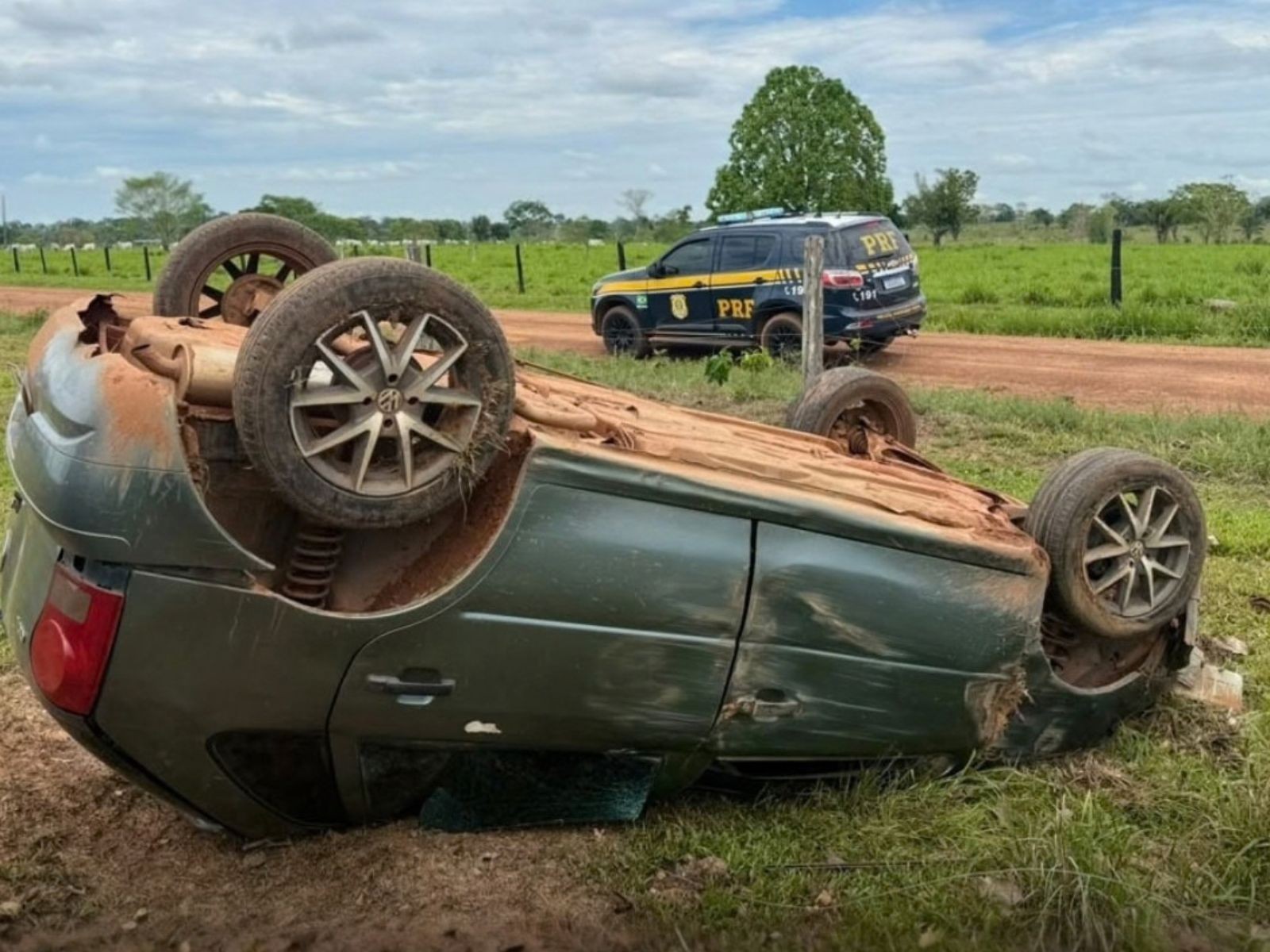 Carro com mais de 4 mil maços de cigarros capota ao fugir da PRF no Acre