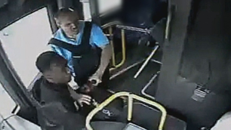 Passageiro de ônibus morto na Avenida Brasil tentou desarmar assaltante — Foto: Reprodução
