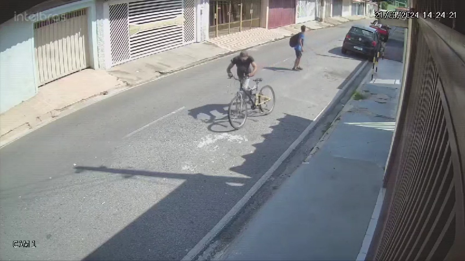 Câmera de segurança flagra homem roubando bicicleta e celular de crianças em Itu; vídeo