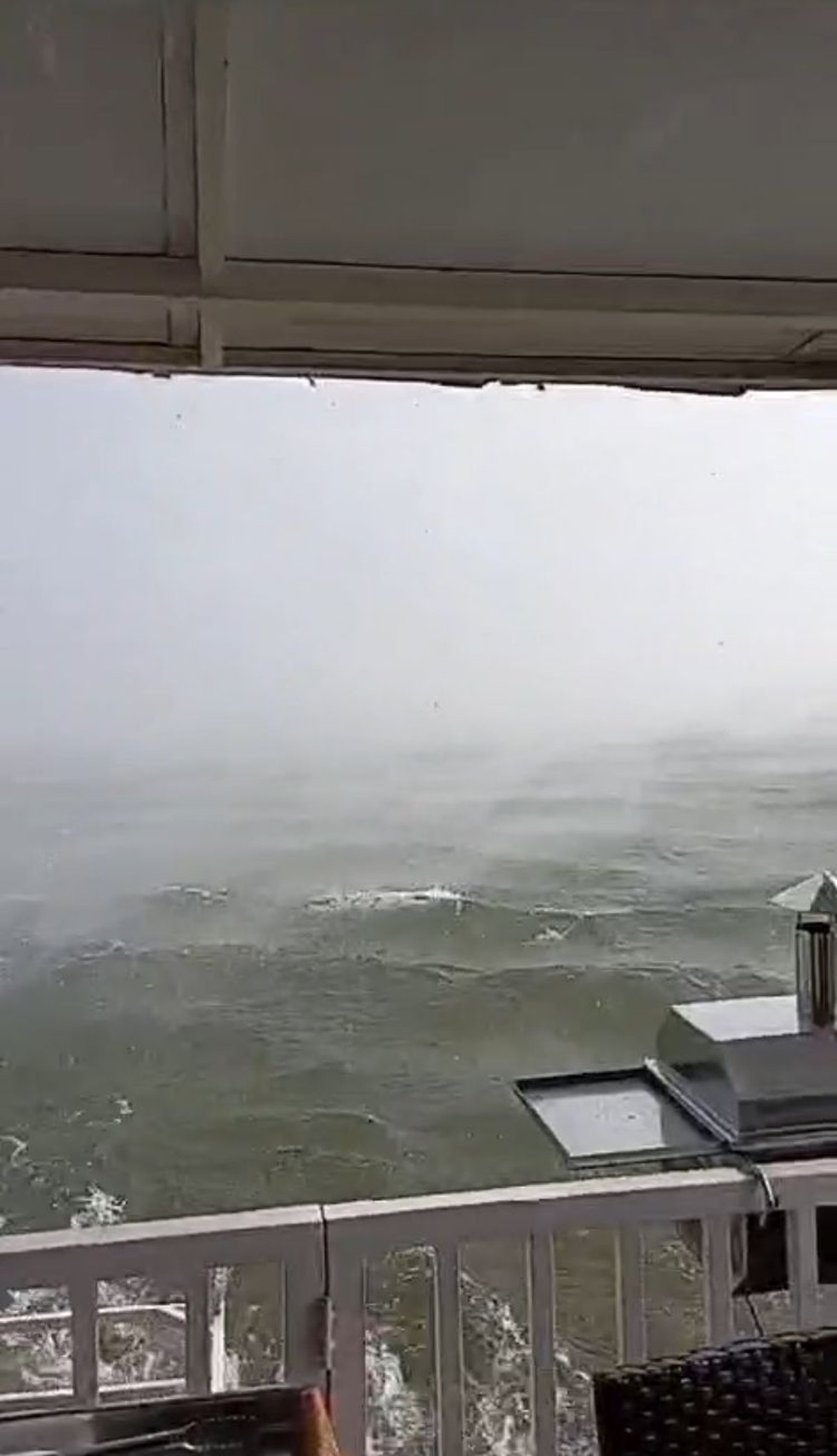 Pessoas que estavam em flutuante se assustaram com temporal  Foto: Reprodução