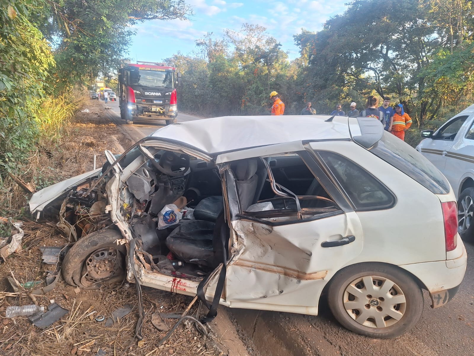 Motorista morre após batida entre carro e caminhão na BR-352, em Pitangui