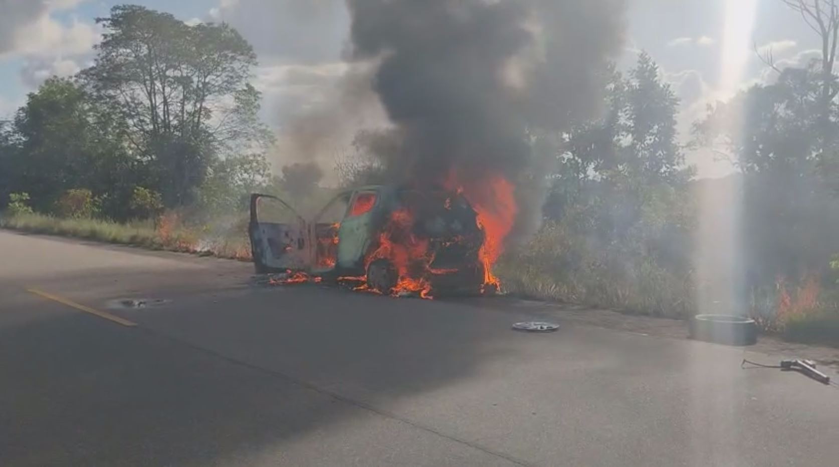 Carro pega fogo na rodovia AP-070, na zona rural de Macapá; VÍDEO