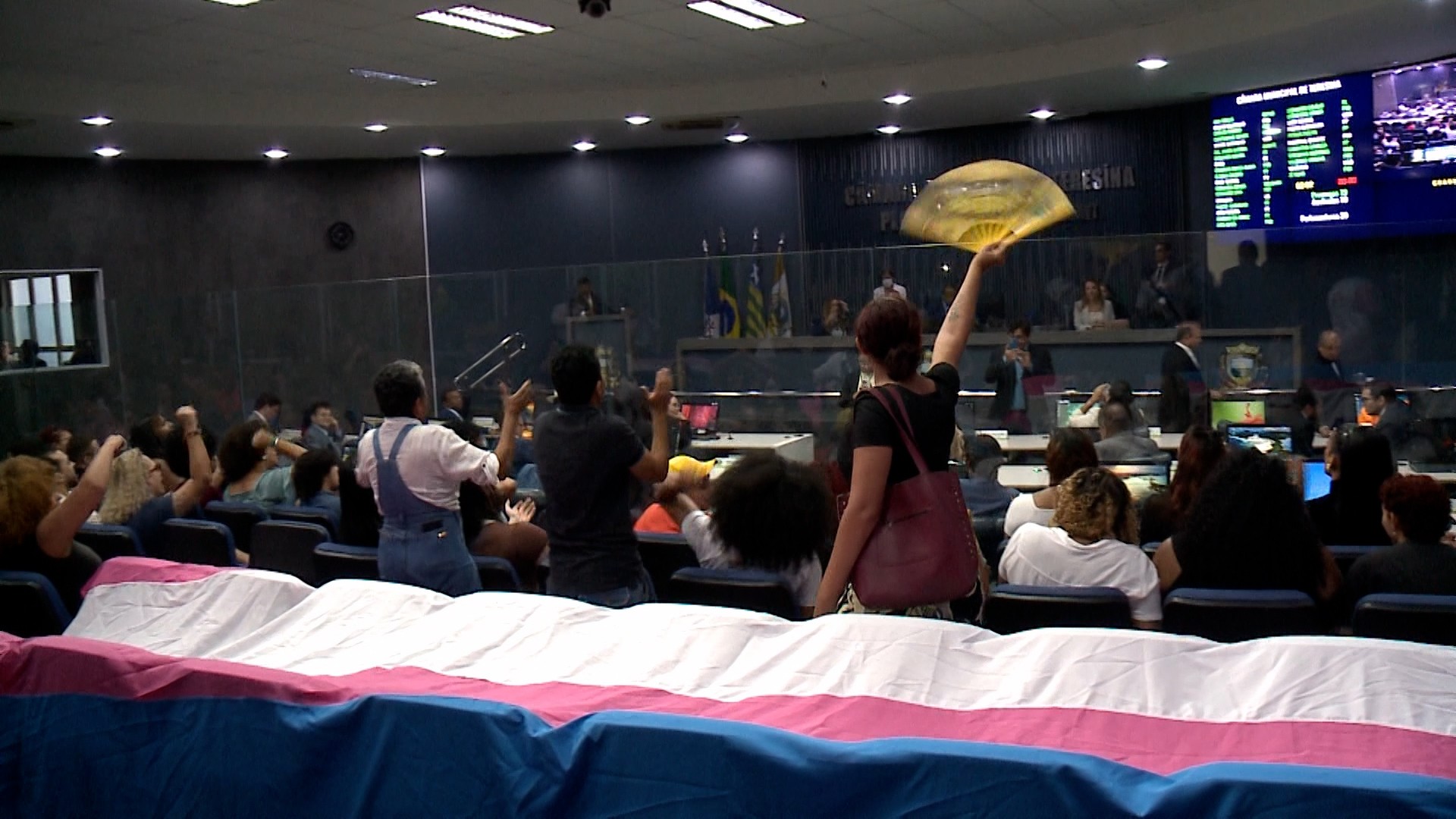 Projeto que proíbe mulheres trans de usar banheiros femininos é aprovado em 1ª votação pela Câmara de Teresina