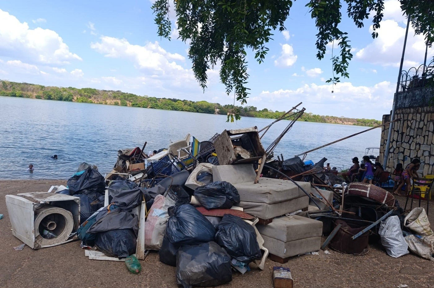 Sofás, fogões e televisores estão entre as 18 toneladas de resíduos retiradas de rio no Tocantins