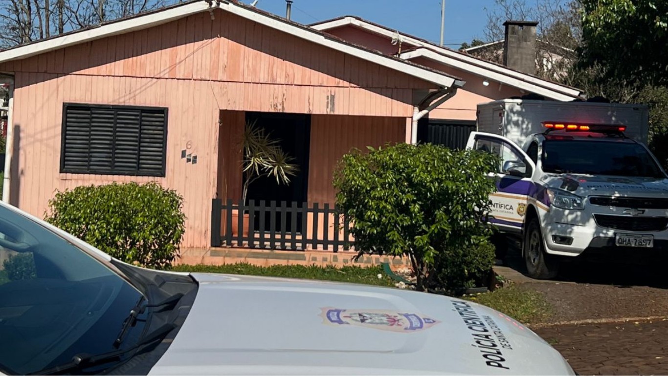 Filho ouve gritos, luta com agressor e salva a mãe de tentativa de feminicídio em SC