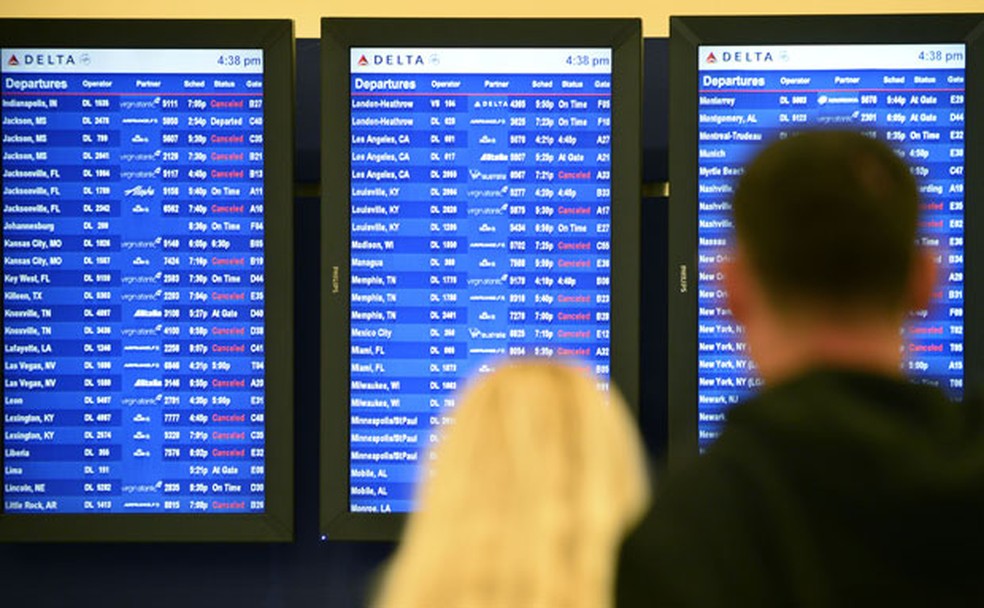 Painel de voos em aeroporto dos EUA — Foto: David Tulis/AP