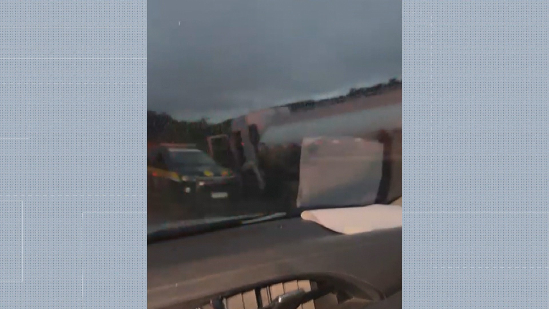 Acidente entre carro e caminhão-tanque deixa três mortos na BR-262, em MG