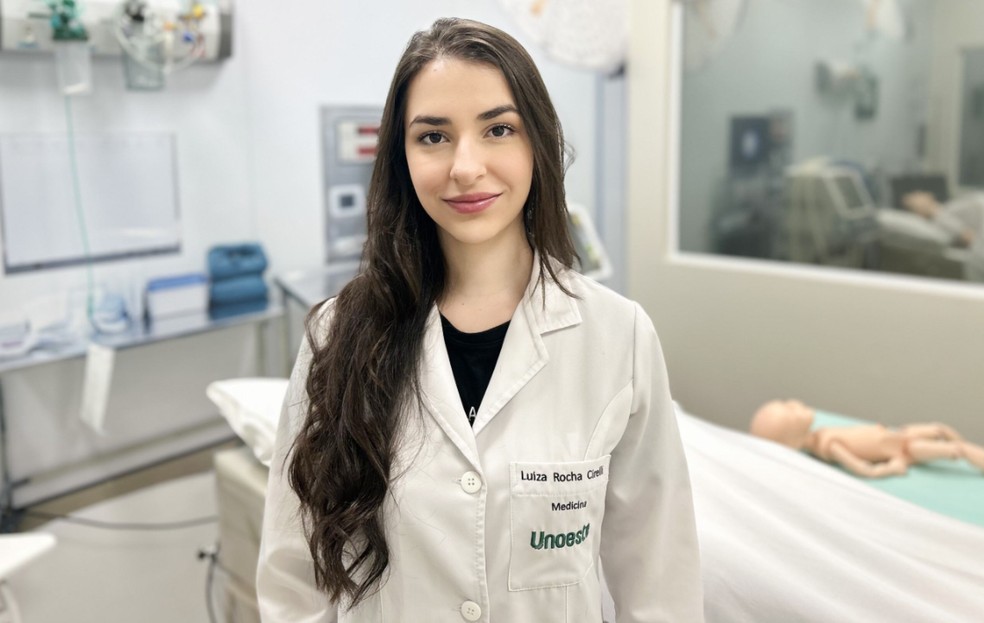 2 de 3
A estudante Luiza Rocha Cirelli destaca a formação prática e o contato próximo com professores como diferenciais do curso de Medicina da Unoeste — Foto: Vinny Santos