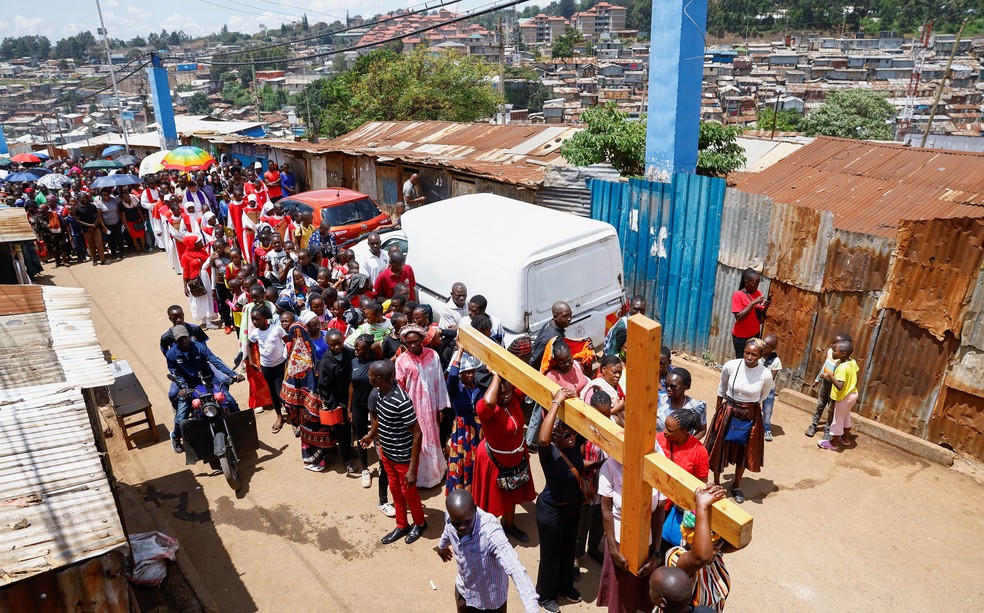 Fiéis participam da encenação da crucificação de Jesus Cristo em Nairóbi, no Quênia — Foto: Thomas Mukoya/Reuters