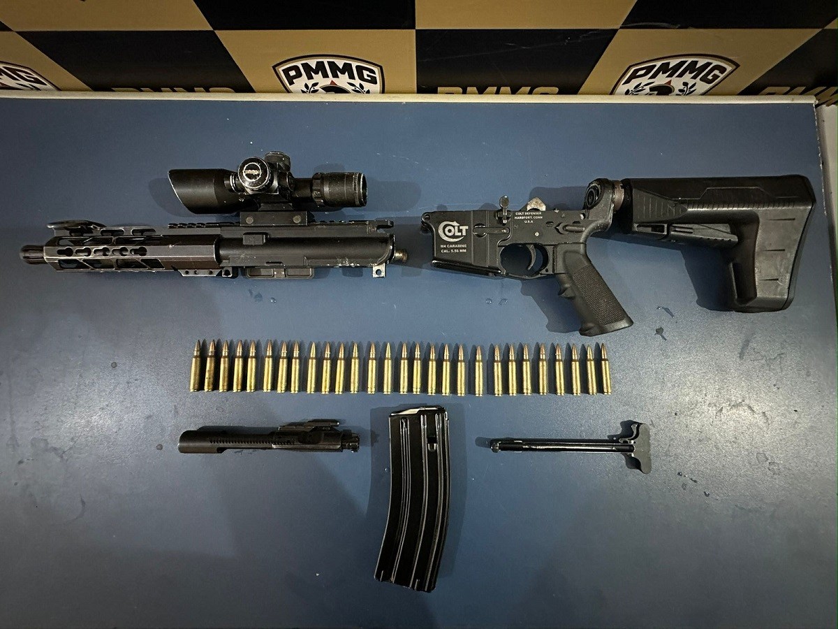 Homem é prezo com fuzil, luneta de pontaria e munições em MG