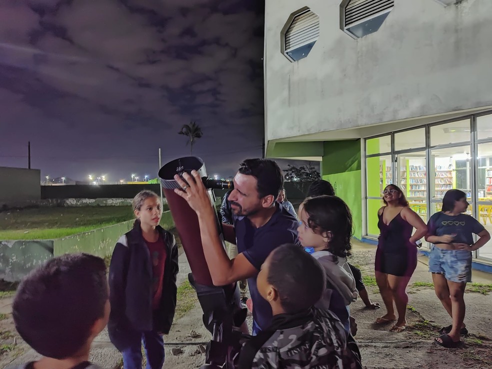 Wagner Sena é especialista em astronomia, que promove os encontros na área da Região dos Lagos — Foto: Ariane Marques/g1