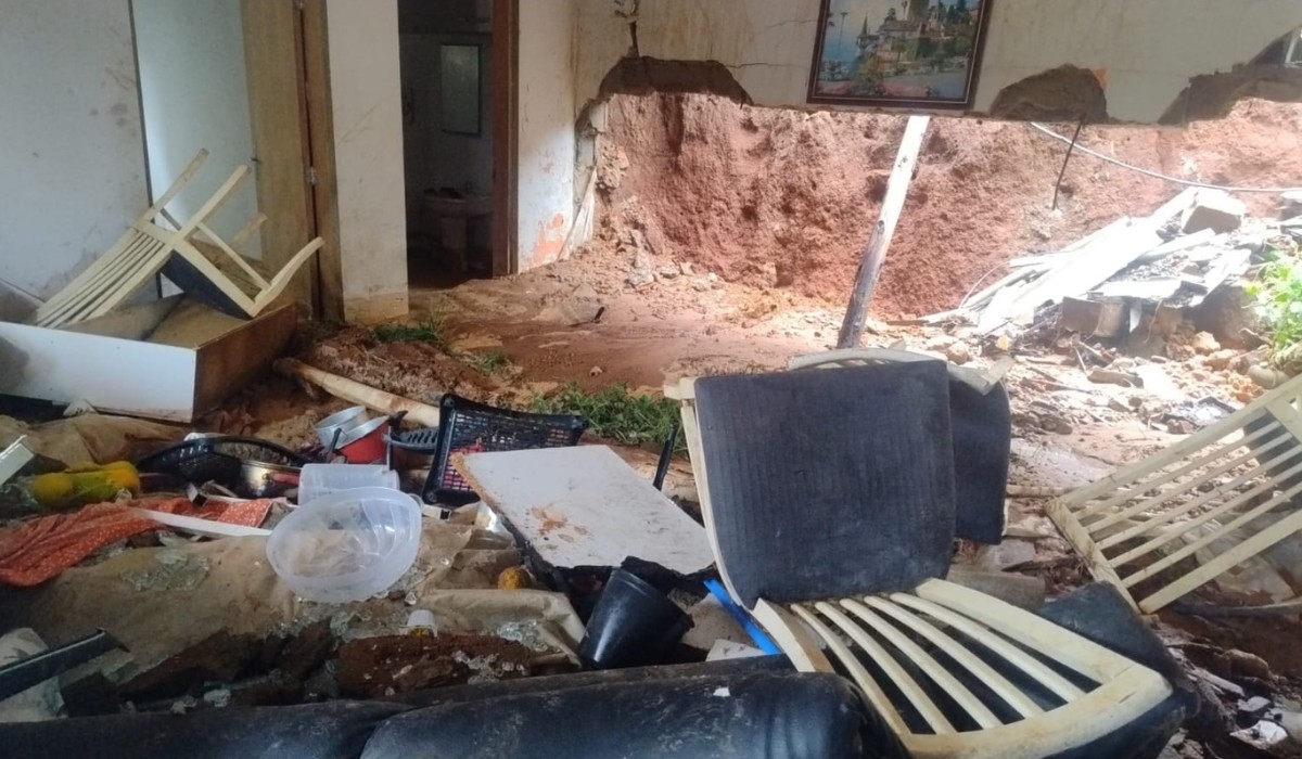 'Foi desesperador': moradora conta como deslizamento de terra atingiu casa com filho e irmão dentro, em Jaguariúna