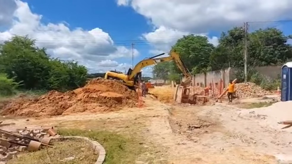 Jovem de 18 anos morre em acidente de trabalho 'imprensado' por uma retroescavadeira em Floriano, no PI — Foto: Reprodução JC 24 Horas