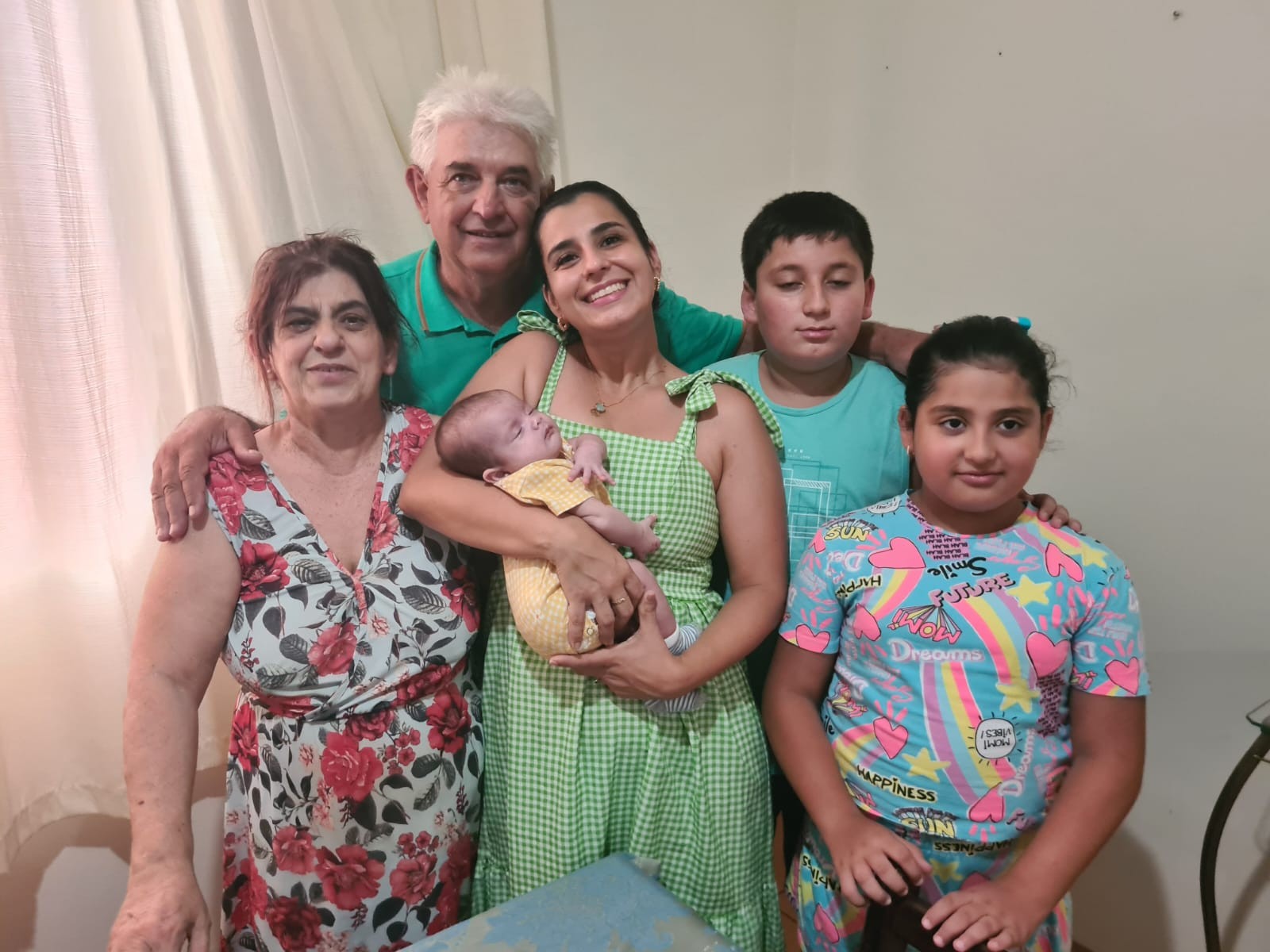 Avó fala da experiência de ser mãe novamente aos 60 anos: 'Amor para todos'