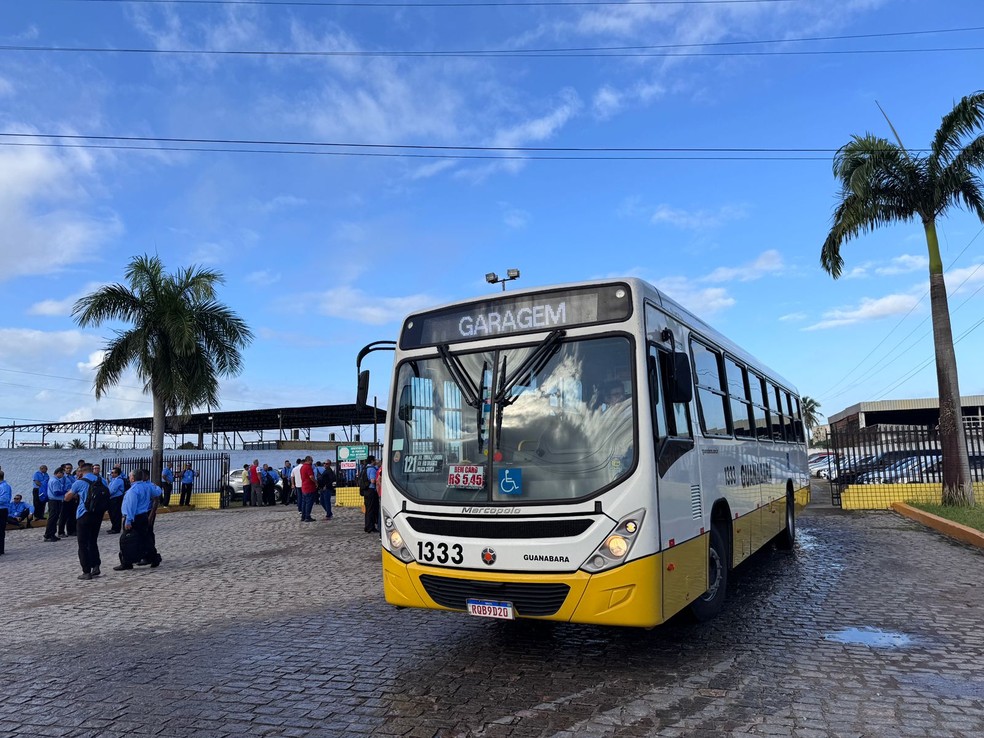 Ônibus em garagem na Zona Norte de Natal — Foto: Vinícius Marinho/Inter TV Cabugi