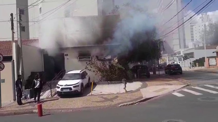 Incêndio atinge casa e mobiliza Corpo de Bombeiros no Cambuí, em Campinas