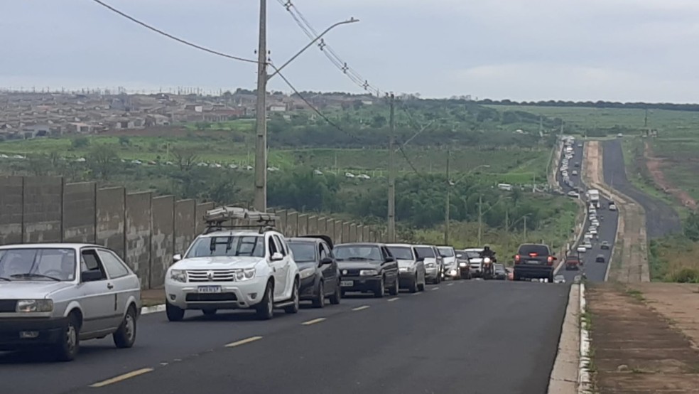 Congestionamento na Avenida da Fraternidade, ap&oacute;s o bloqueio do acesso de ve&iacute;culos em Catanduva (SP) &mdash; Foto: Arquivo pessoal
