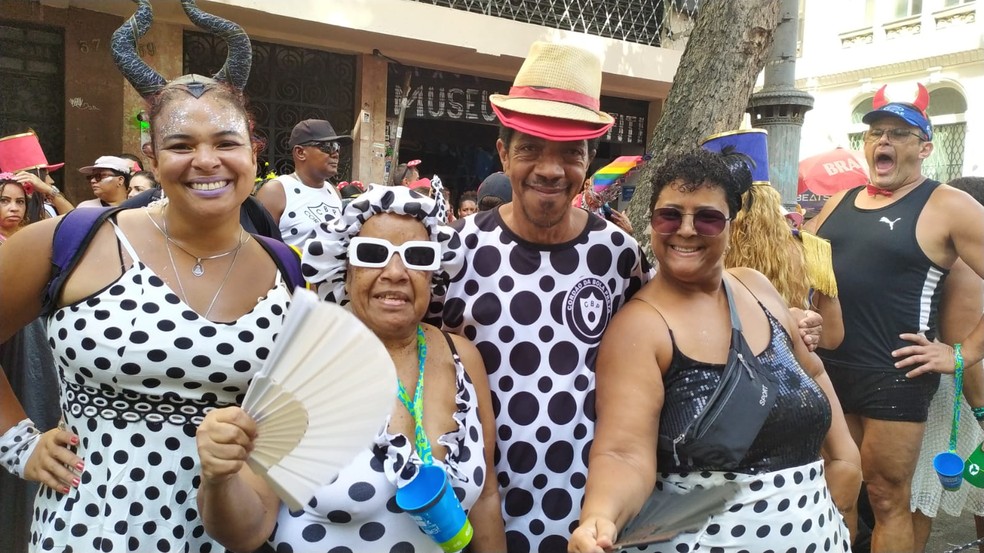 Cordão da Bola Preta leva foliões para as ruas do Rio na manhã deste sábado (14) de carnaval — Foto: Patrícia Teixeira / g1
