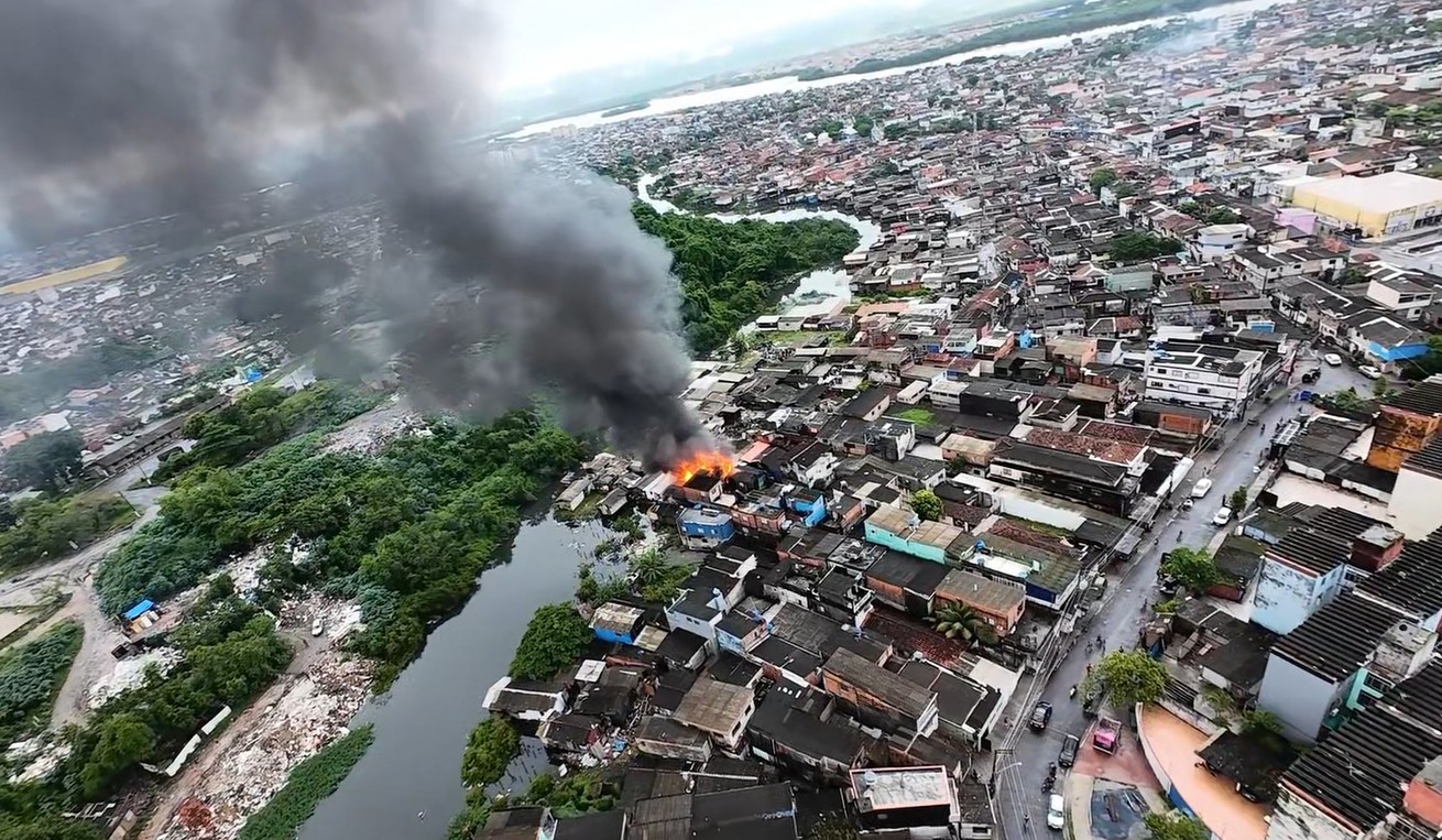 Incêndio destrói barracos na Vila Gilda em Santos pela terceira vez em dez dias; VÍDEO