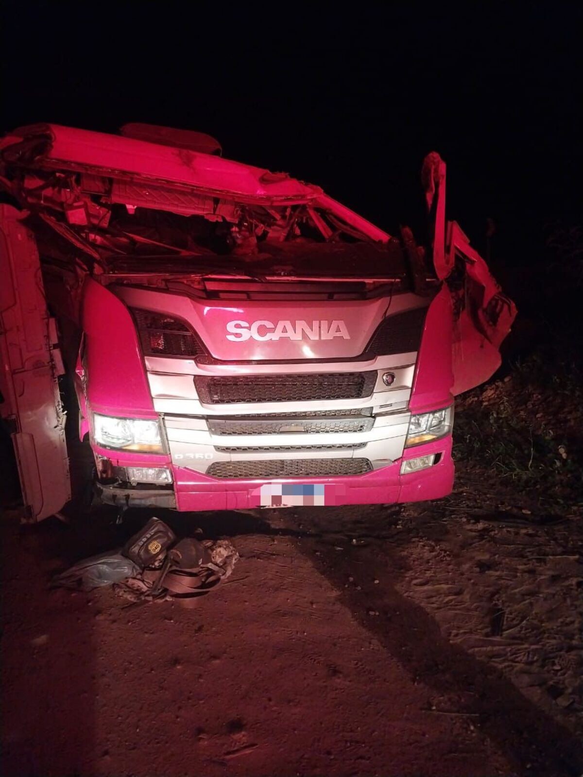 Motorista de carreta morre em capotamento na MGC-122