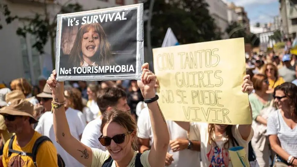 Manifestantes foram às ruas nas Ilhas Canárias para protestar contra 'turismo excessivo' — Foto: Getty Images/BBC