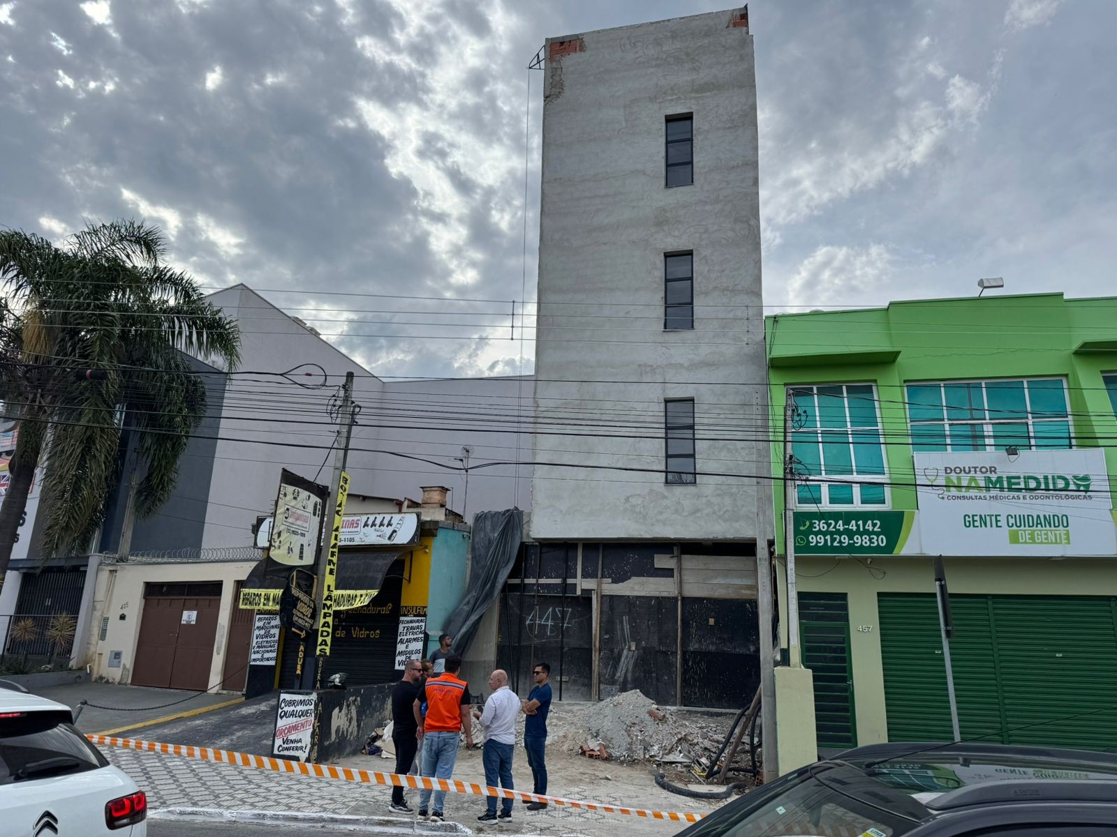 Construção é embargada por risco de queda e imóveis são interditados em Taubaté