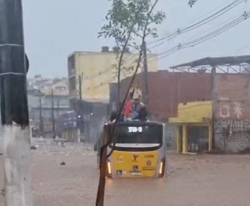 Ônibus ilhado na Rua Inácio Monteiro, Cidade Tiradentes, em SP — Foto: Arquivo Pessoal