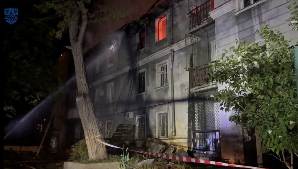 Bombeiros jogam água em prédio após um ataque de drone russo em Odessa, na Ucrânia — Foto: Administração Estadual Regional de Odessa/Divulgação via Reuters