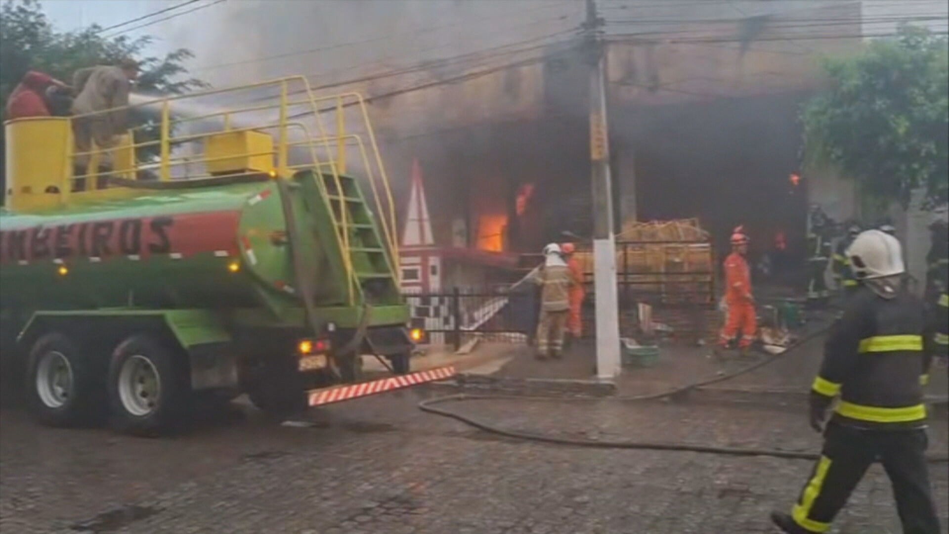 Incêndio destrói supermercado e moradores deixam casas devido à fumaça; VÍDEO
