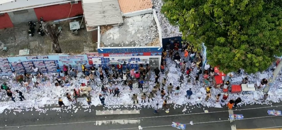 Calçada tomada de Santinhos em Salvador — Foto: TV Bahia