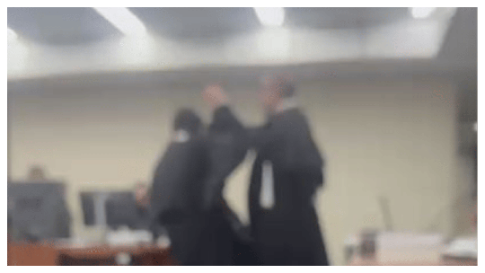 Confusão em júri: promotor cai e acusa advogado de empurrá-lo; defesa alega simulação
