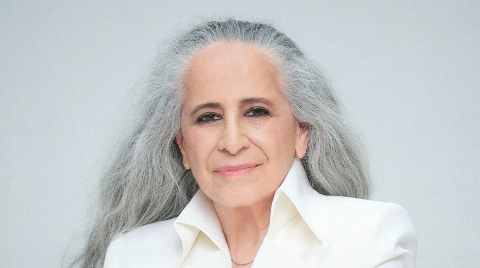 Livro ‘Toca Maria Bethânia pra ela’ se alinha em junho às comemorações dos 80 anos da cantora