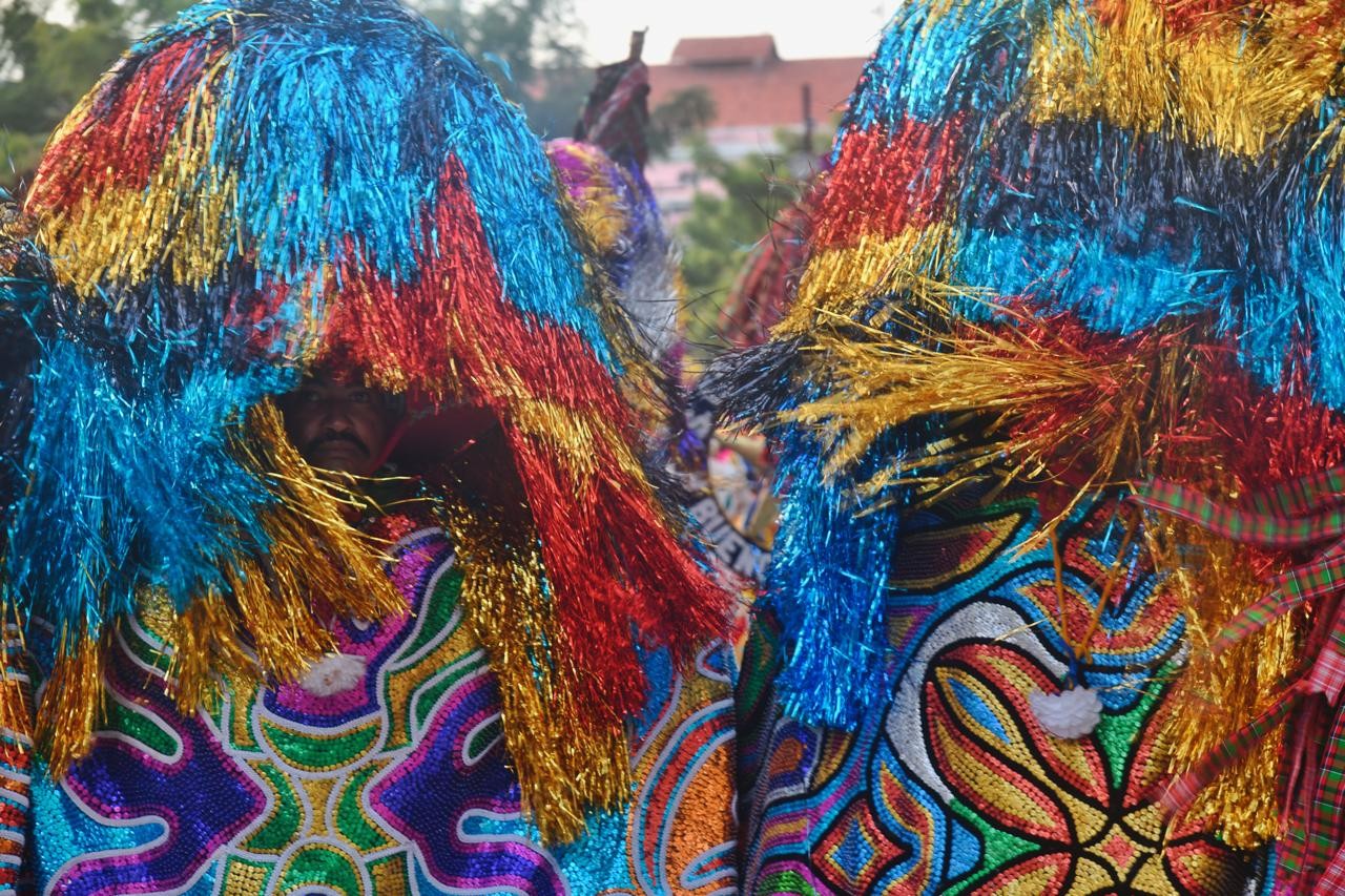 Do ateliê ao desfile: como são produzidos os figurinos que dão brilho ao maracatu pernambucano