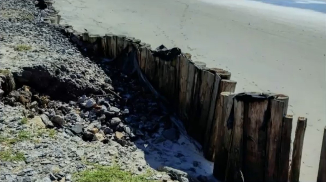Cidade de SC com maior extensão de litoral decreta situação de emergência por ressaca e fortes chuvas