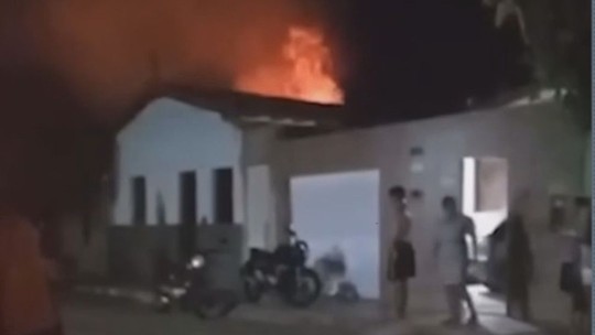 Celular pega fogo após explosão e chamas destroem casa em Brumado - Foto: (TV Sudoeste)