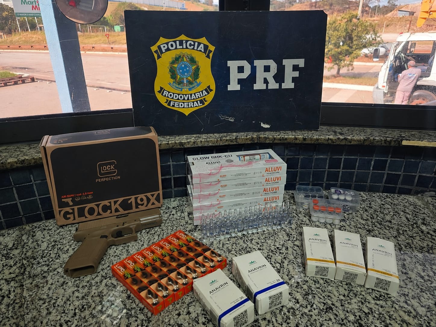 Canetas emagrecedoras, canabidiol e réplica de arma: homem é preso na Grande BH com materiais trazidos ilegalmente do Paraguai